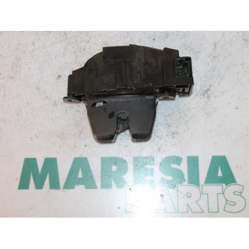 Peugeot - 207 - Tailgate lock mechanism
