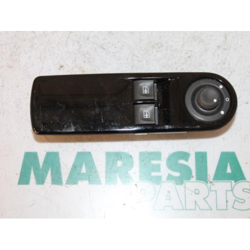 Renault - Clio - Multi-functional window switch