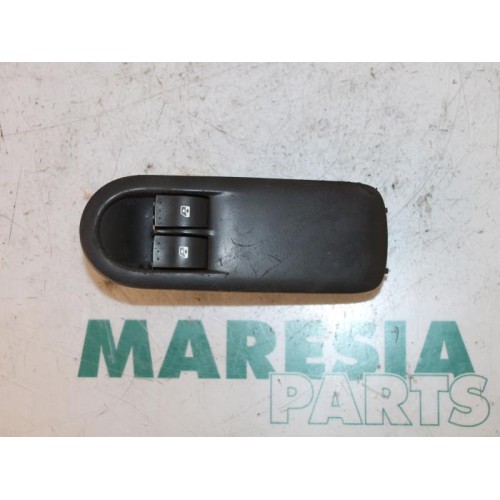 Renault - Megane - Multi-functional window switch