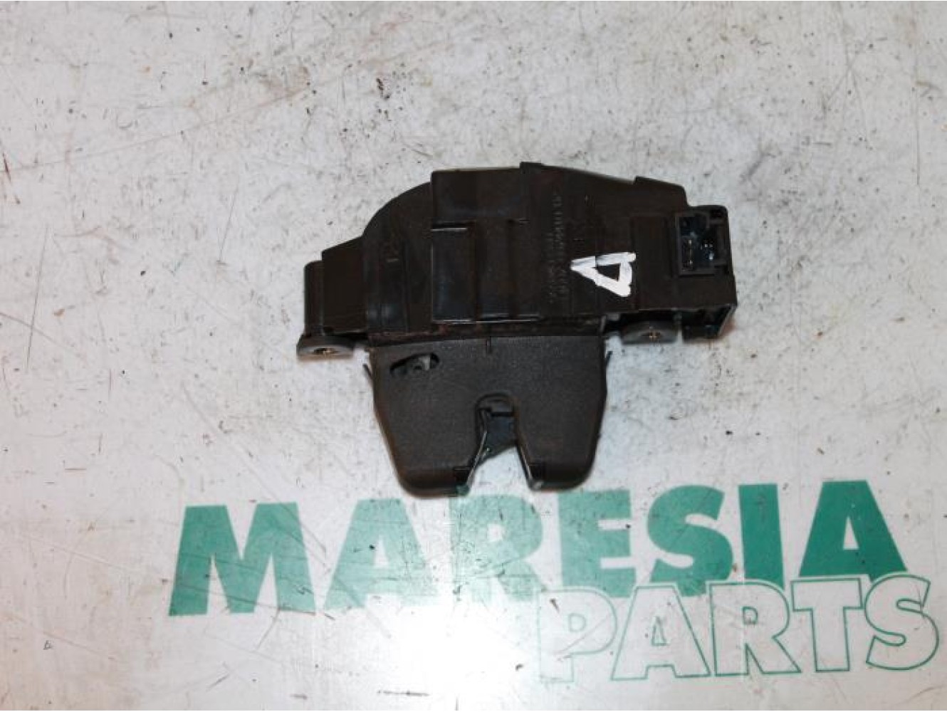 Peugeot - 207 - Tailgate lock mechanism