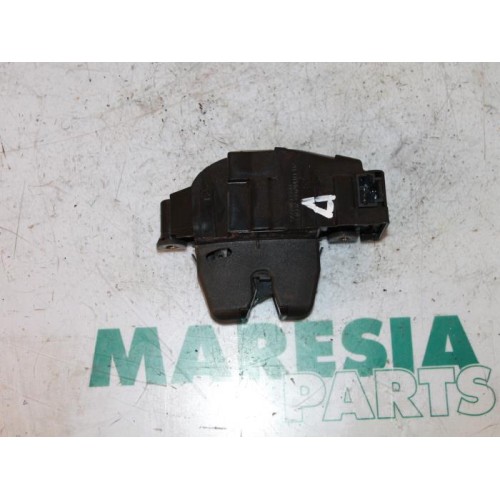 Peugeot - 207 - Tailgate lock mechanism