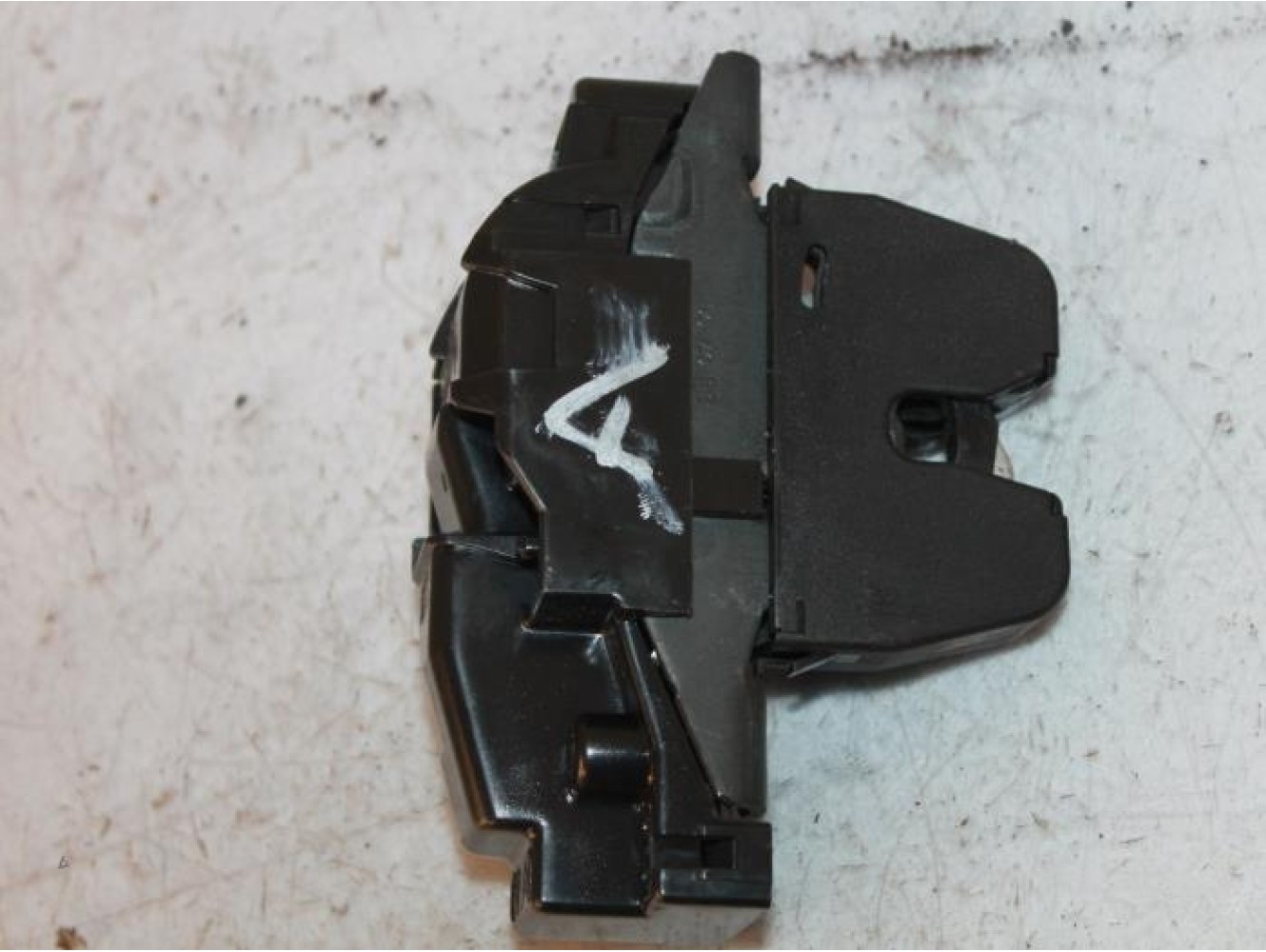 Peugeot - 308 - Tailgate lock mechanism