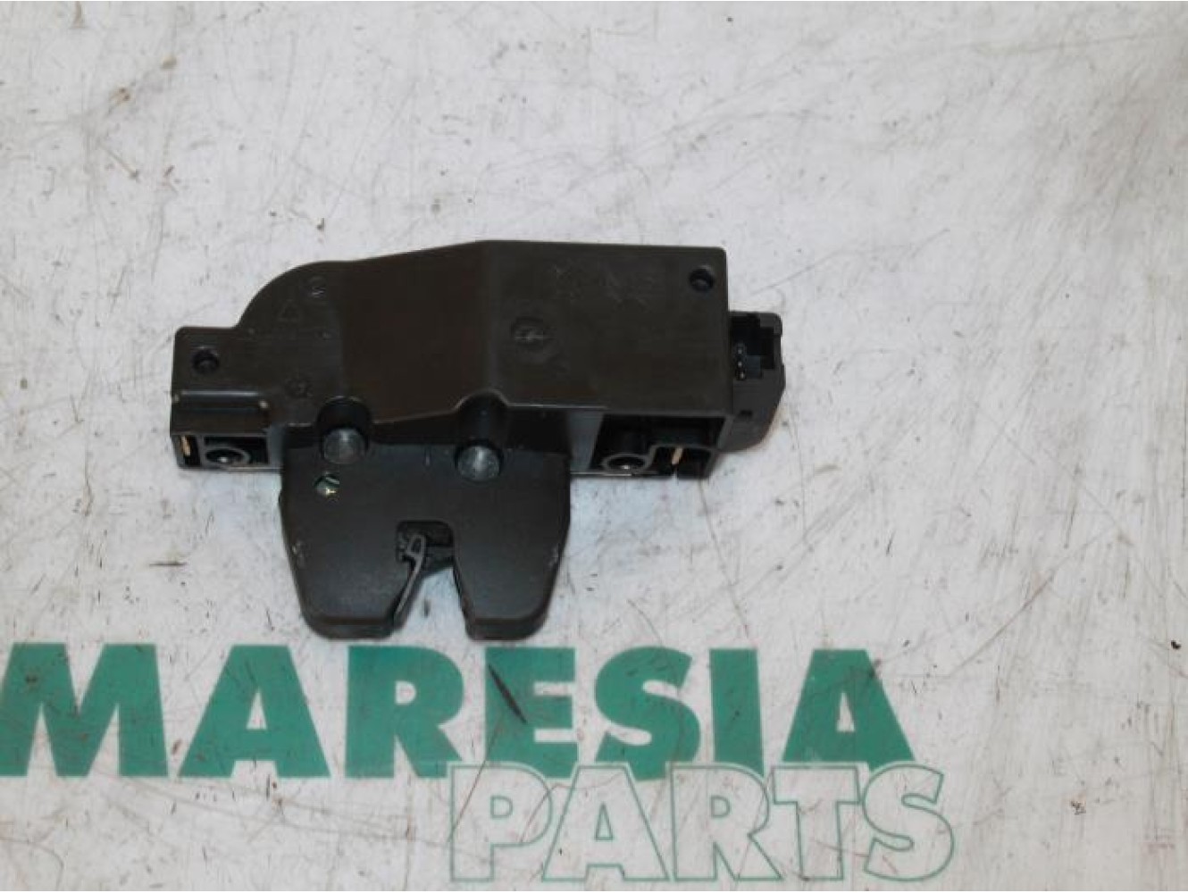 Peugeot - 206 - Tailgate lock mechanism