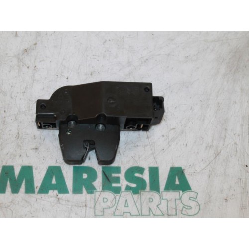 Peugeot - 206 - Tailgate lock mechanism