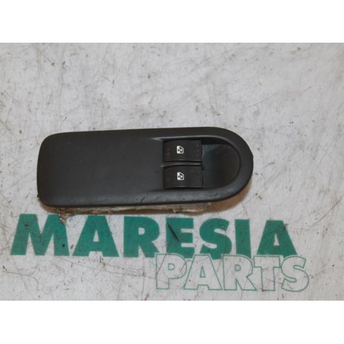 Renault - Megane - Multi-functional window switch