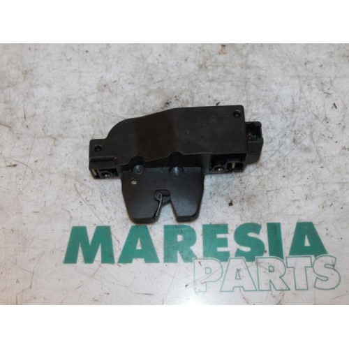 Peugeot - 206 - Tailgate lock mechanism