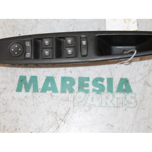 Renault - Megane - Multi-functional window switch