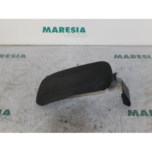 Renault - Megane - Armrest