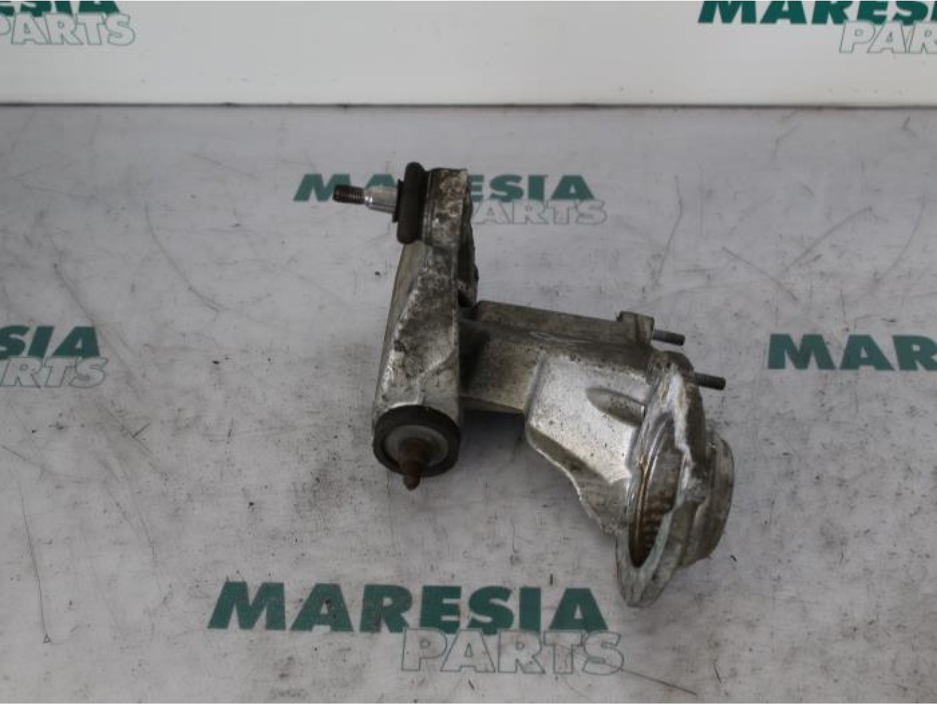 Alfa Romeo - 166 - Querlenker oben rechts vorne