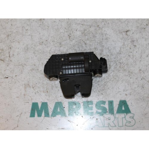 Peugeot - 208 - Tailgate lock mechanism