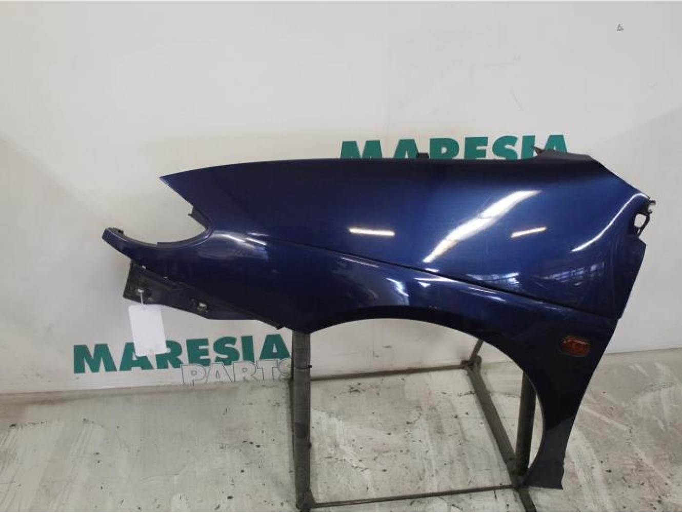 Renault - Megane Scenic - Front wing, left