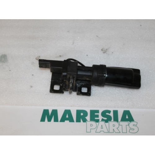 Renault - Vel Satis - Tailgate lock mechanism