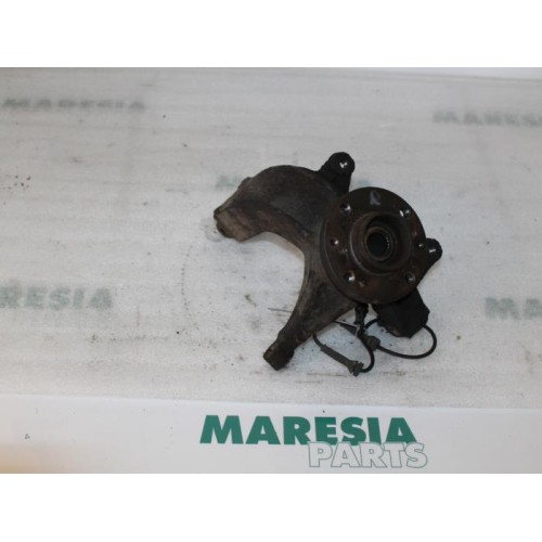 Renault - Megane - Knuckle, front right