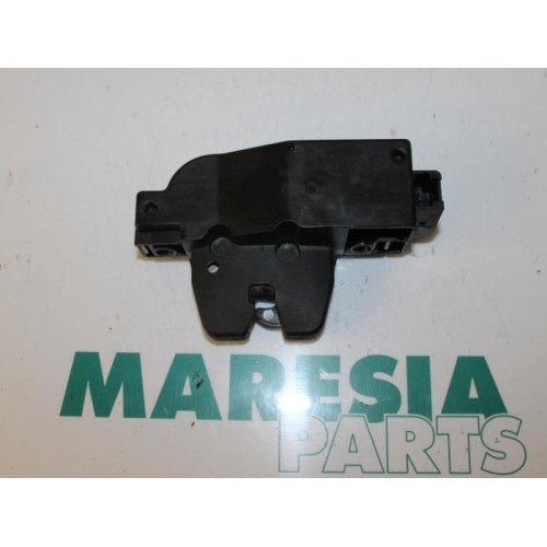 Peugeot - 307 - Tailgate lock mechanism
