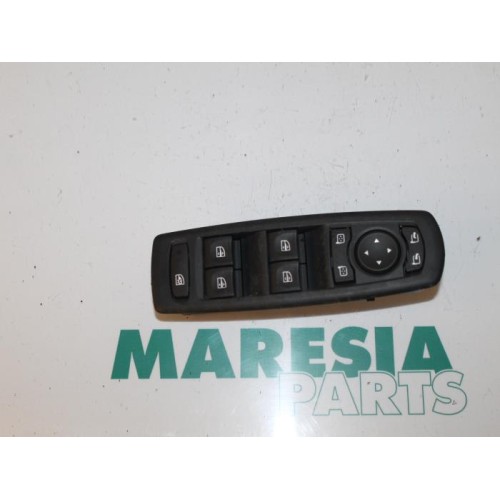Renault - Megane - Multi-functional window switch