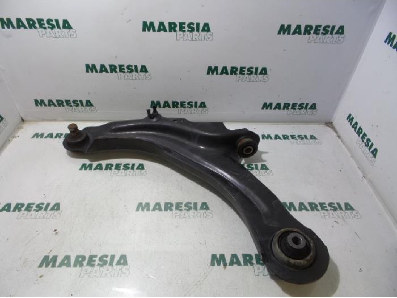 Renault - Megane - Front lower wishbone, left