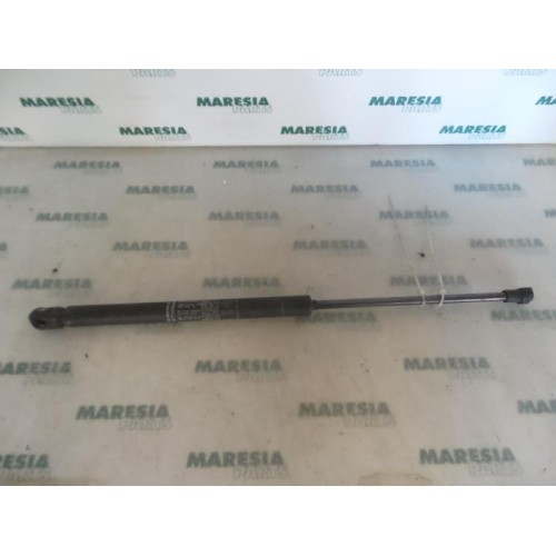 Alfa Romeo - 147 - Set of tailgate gas struts