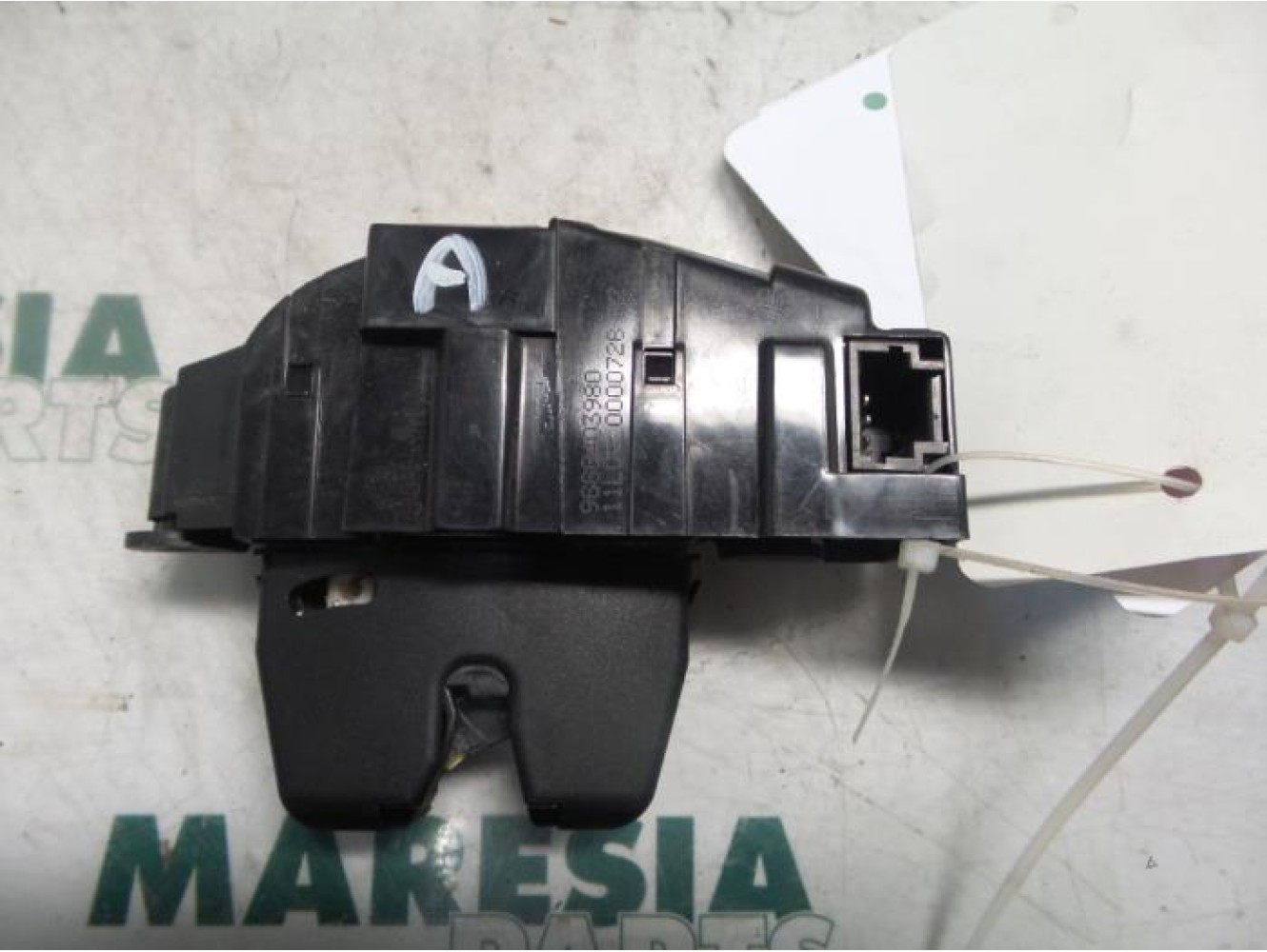 Peugeot - 207 - Tailgate lock mechanism