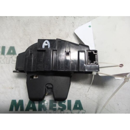 Peugeot - 207 - Tailgate lock mechanism