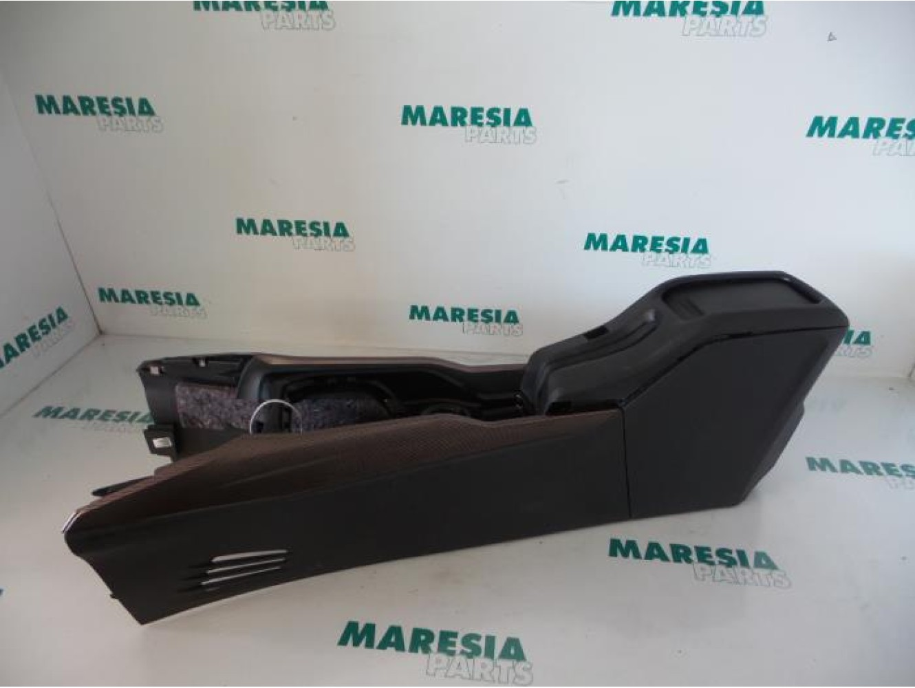 Peugeot - 2008 - Armrest