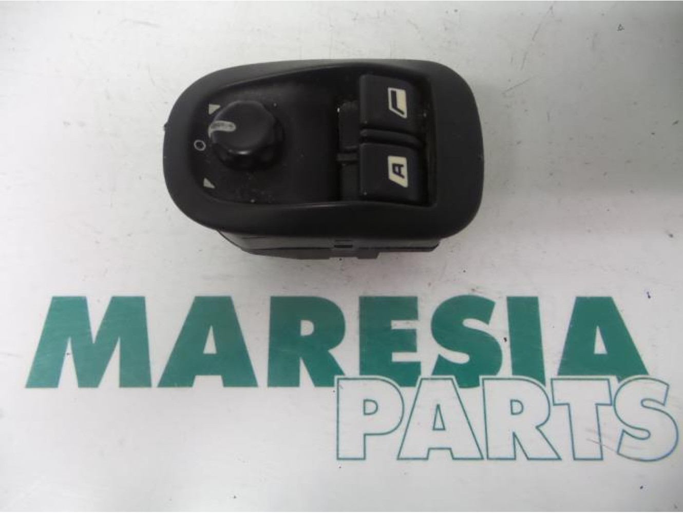Peugeot - 206 - Multi-functional window switch