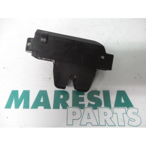 Peugeot - 206 - Tailgate lock mechanism