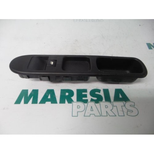 Peugeot - 207 - Multi-functional window switch