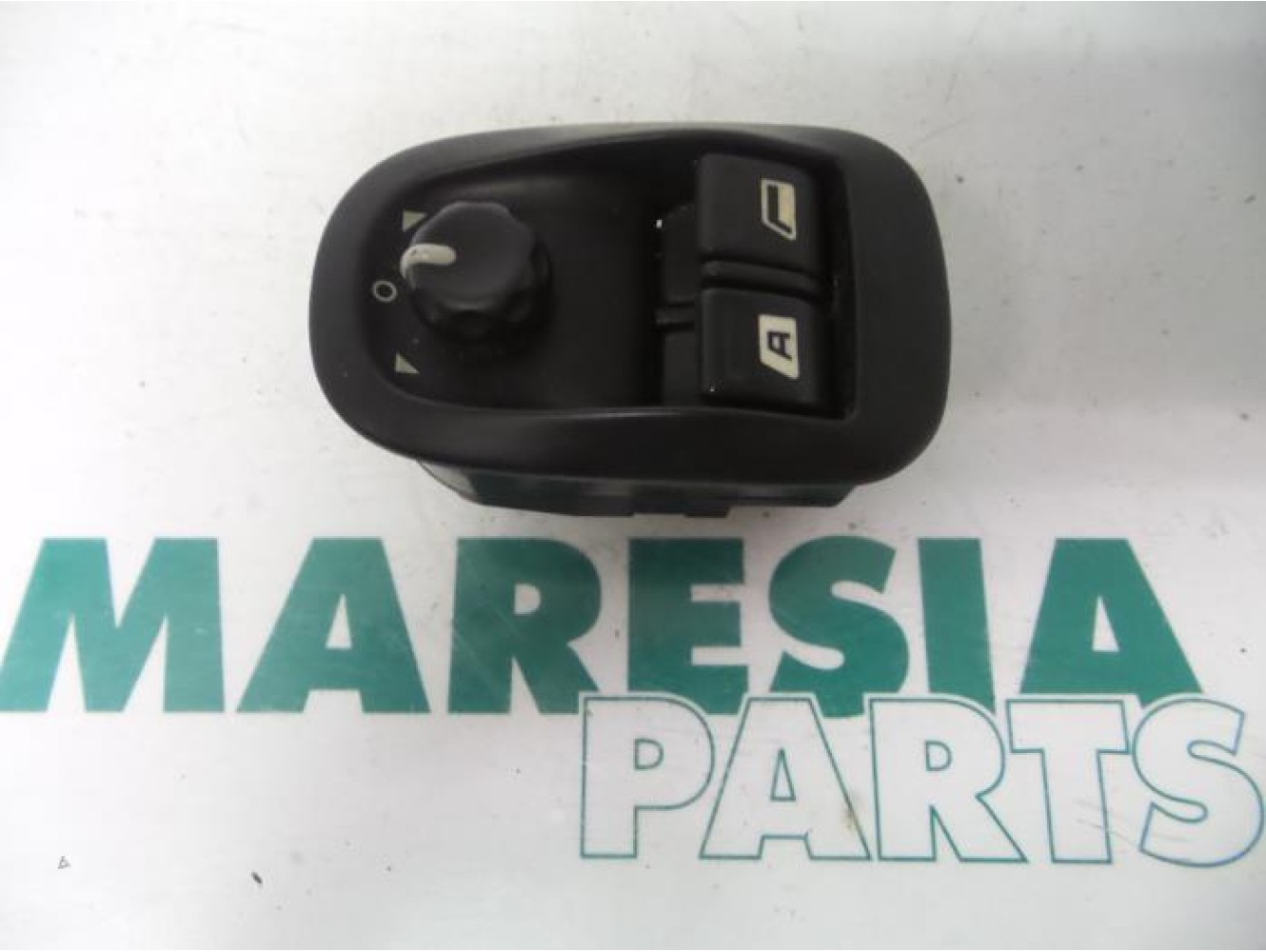 Peugeot - 206 - Multi-functional window switch