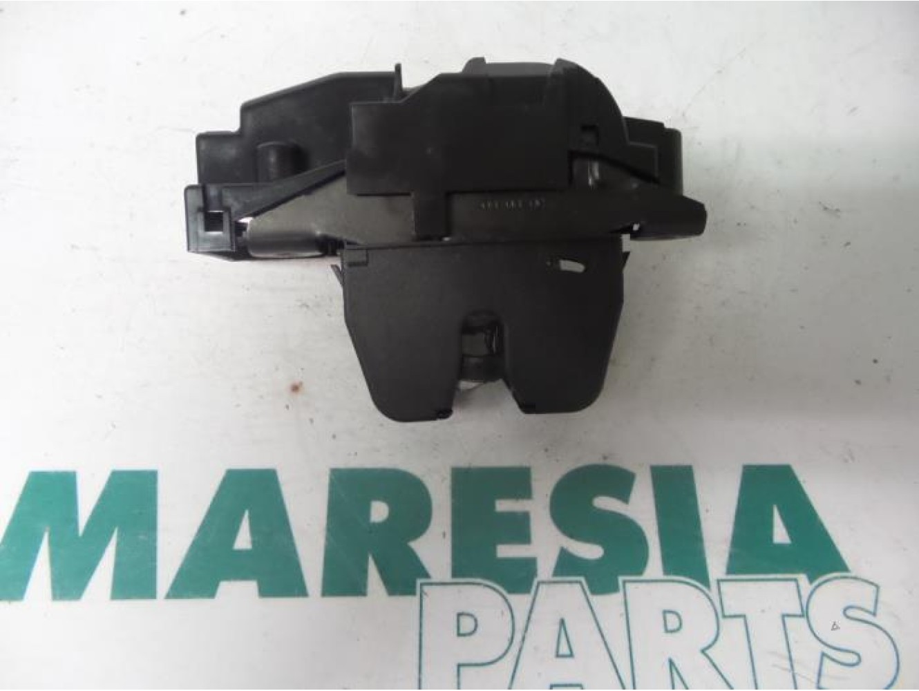 Peugeot - 308 - Tailgate lock mechanism