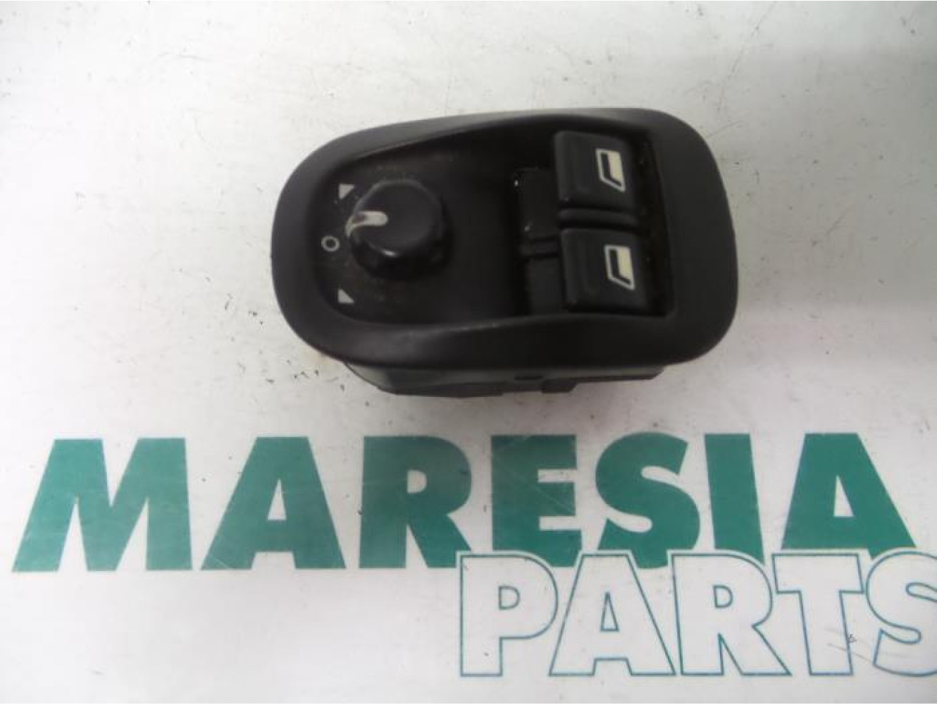 Peugeot - 206 - Multi-functional window switch