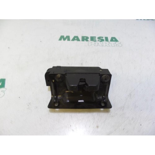 Peugeot - 206 - Tailgate lock mechanism