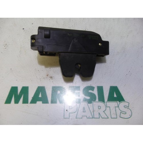 Peugeot - 206 - Tailgate lock mechanism