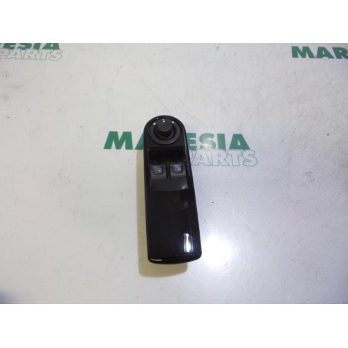 Renault - Clio - Multi-functional window switch