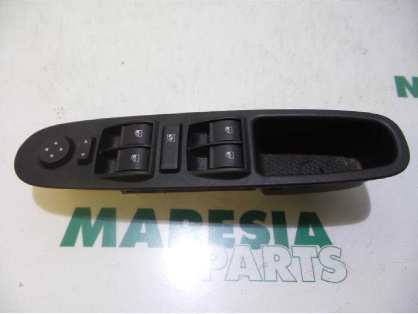Lancia - Y(Psilon) - Multi-functional window switch