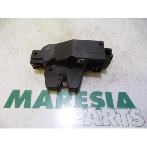 Peugeot - 206 - Tailgate lock mechanism