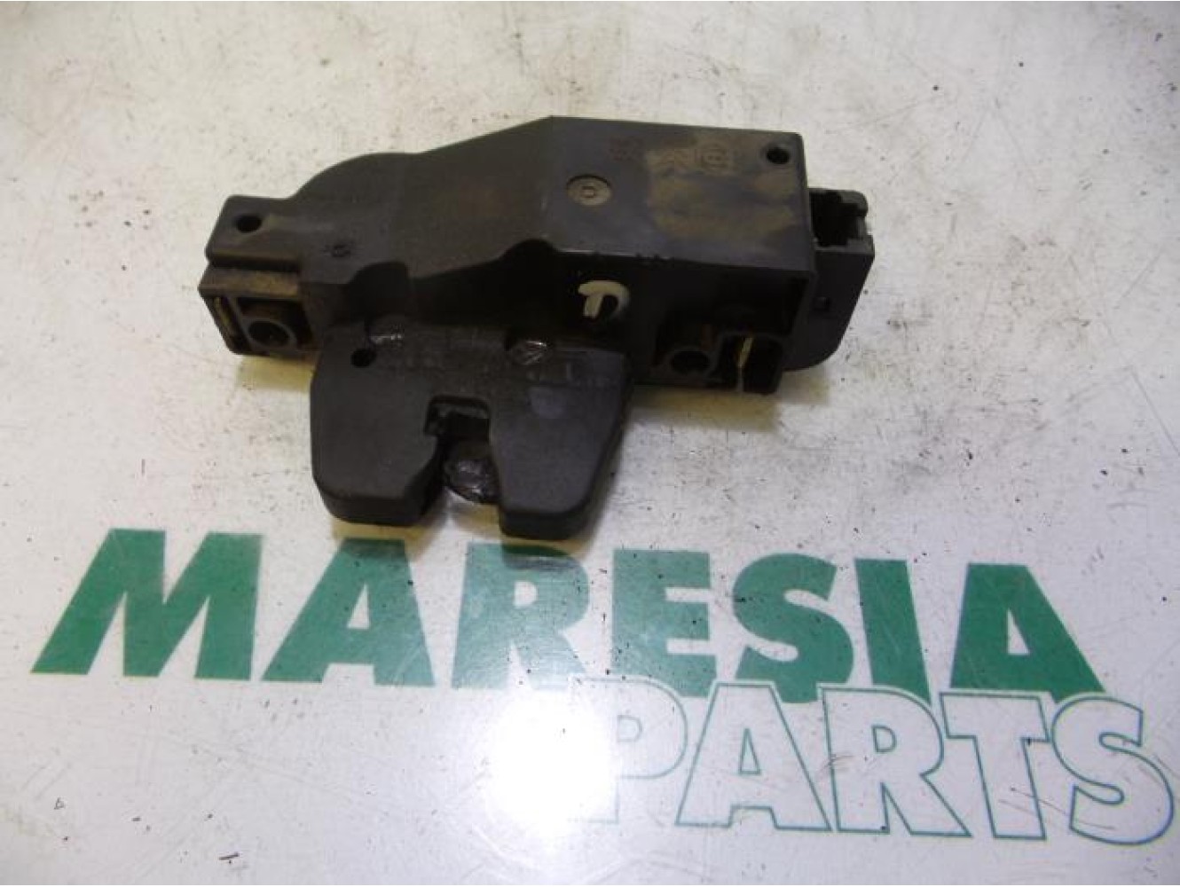 Peugeot - 206 - Tailgate lock mechanism