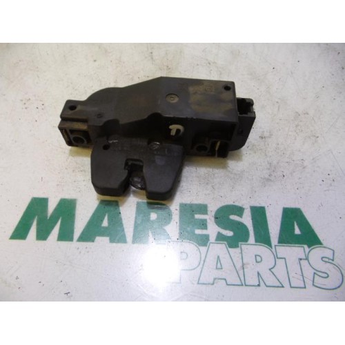 Peugeot - 206 - Tailgate lock mechanism