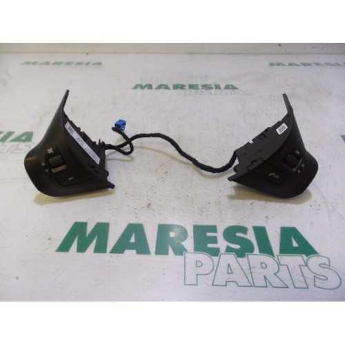 Peugeot - 208 - Steering wheel mounted radio control