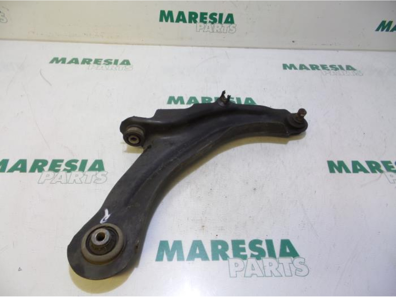 Renault - Megane - Front lower wishbone, right