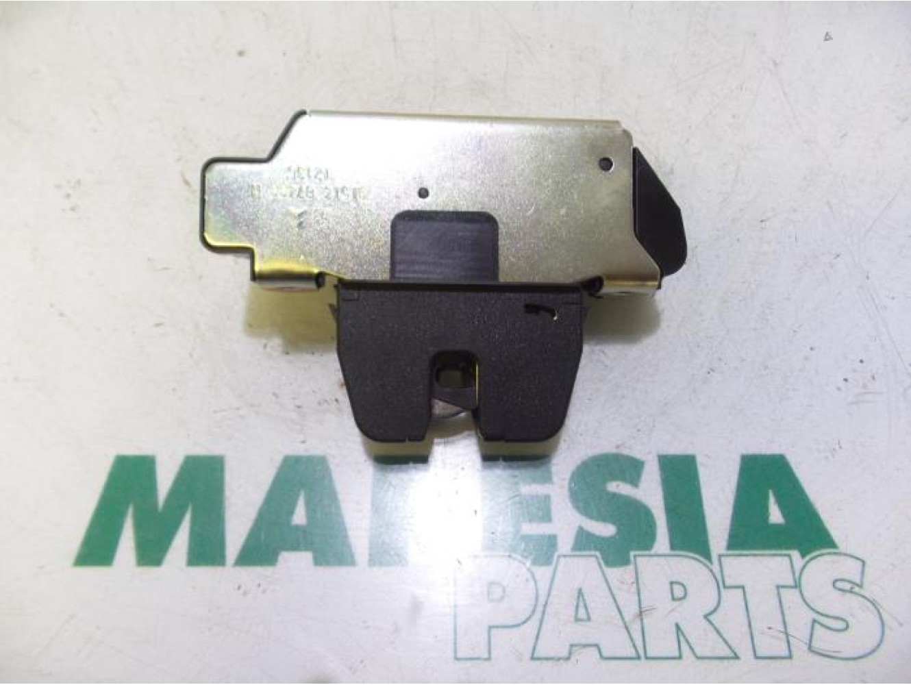 Peugeot - 208 - Tailgate lock mechanism