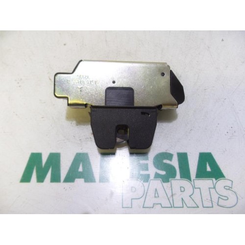 Peugeot - 208 - Tailgate lock mechanism