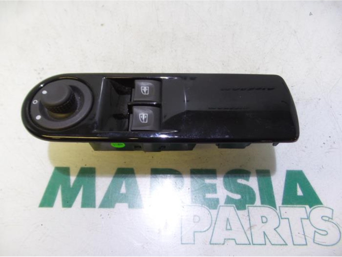 Renault - Clio - Multi-functional window switch