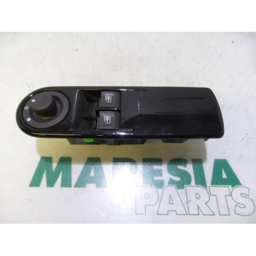 Renault - Clio - Multi-functional window switch