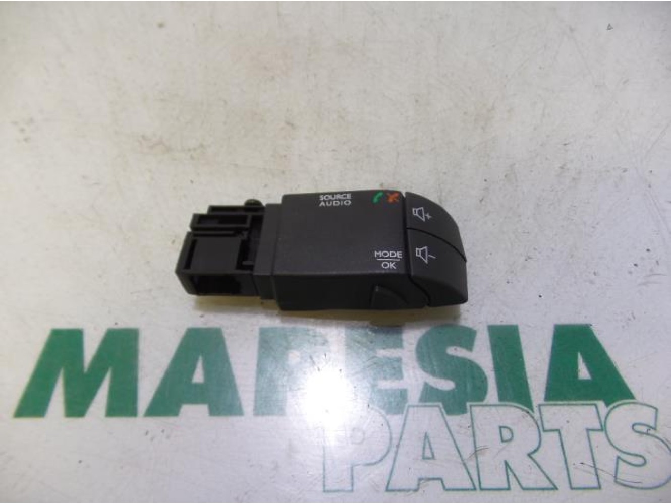 Renault - Clio - Steering wheel mounted radio control