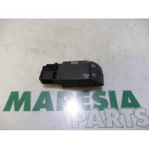 Renault - Clio - Steering wheel mounted radio control