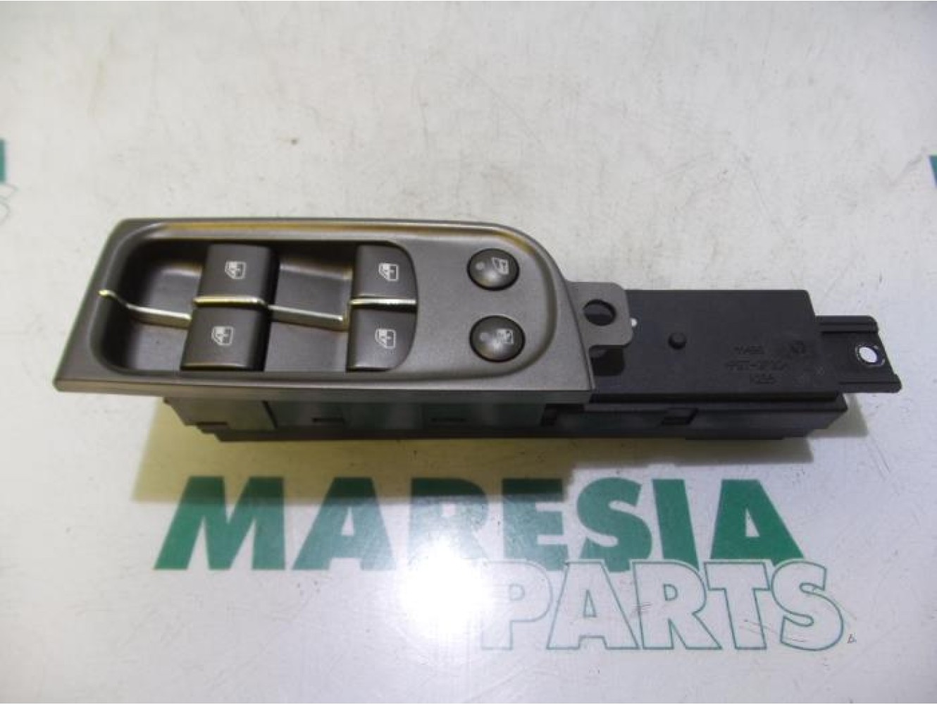 Lancia - Thesis - Multi-functional window switch