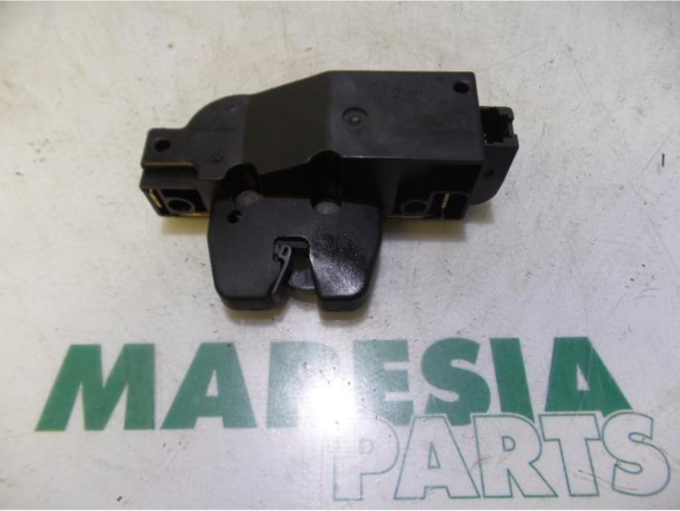 Peugeot - 206 - Tailgate lock mechanism