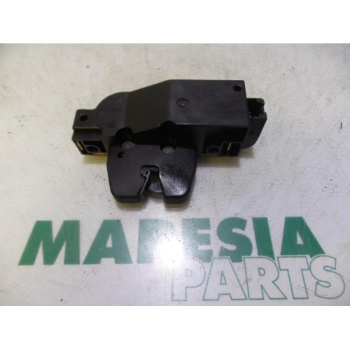 Peugeot - 206 - Tailgate lock mechanism