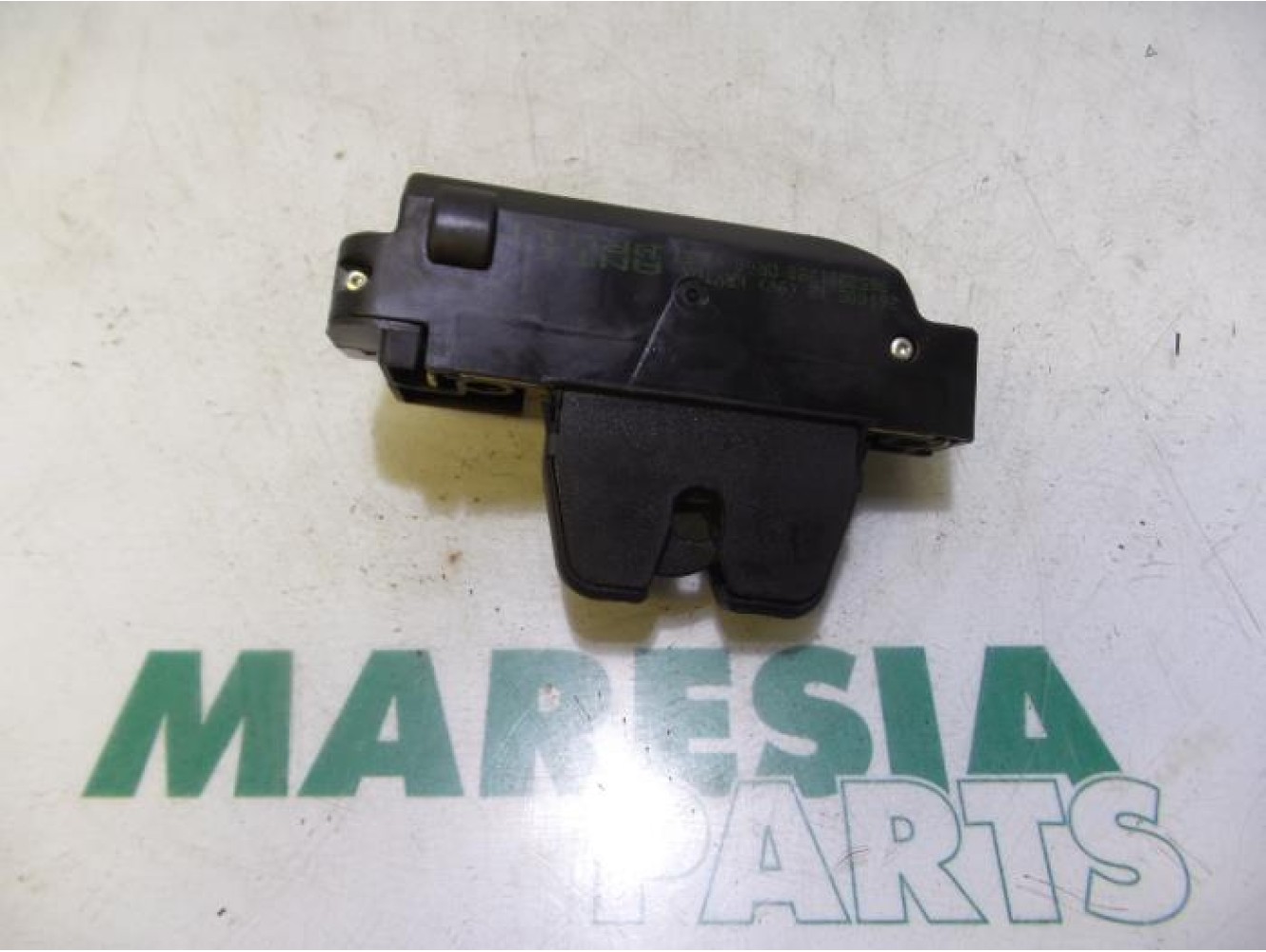 Peugeot - 206 - Tailgate lock mechanism
