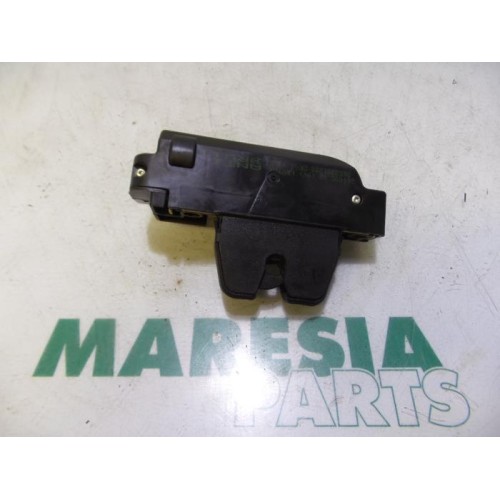 Peugeot - 206 - Tailgate lock mechanism